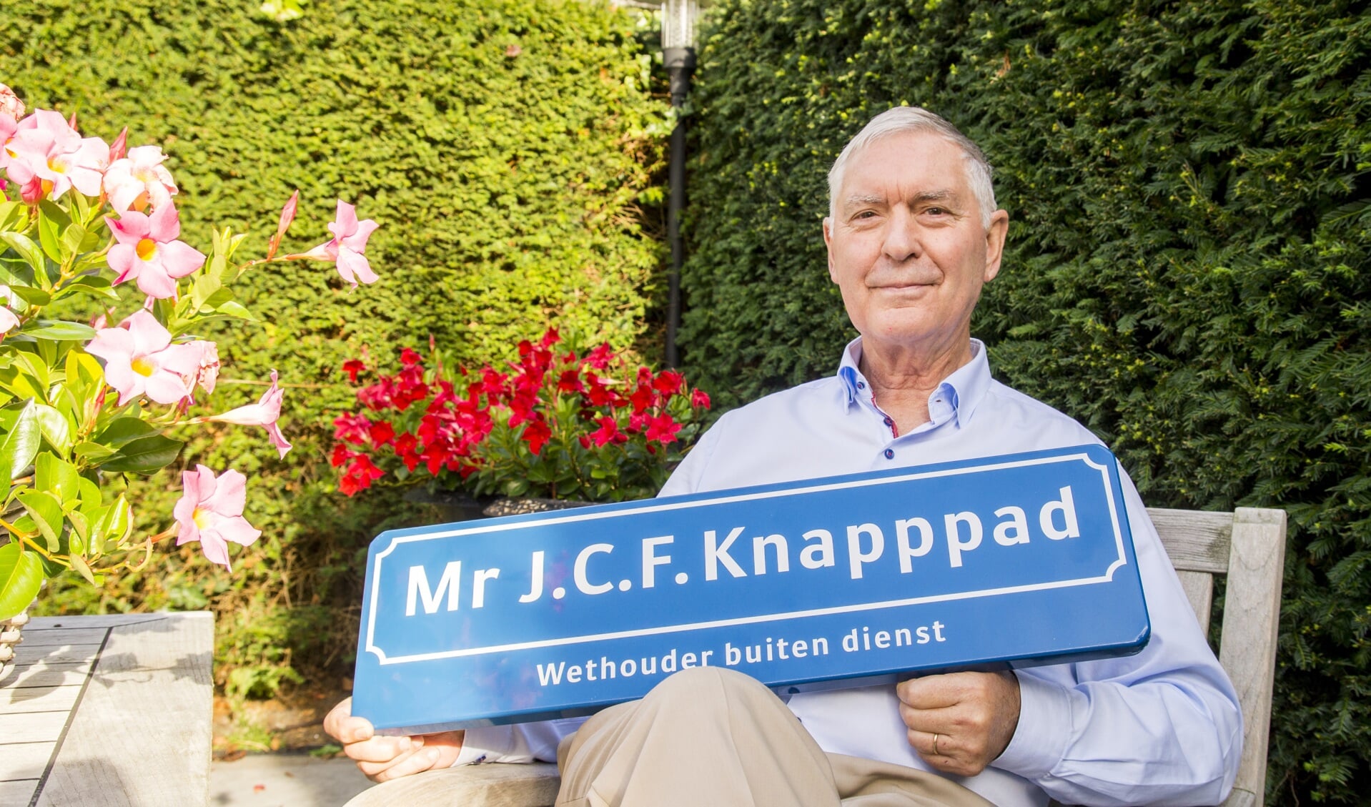Hans Knapp met het bord dat hij bij zijn afscheid van de raad kreeg in september 2016. | Foto: archief, Remco Out