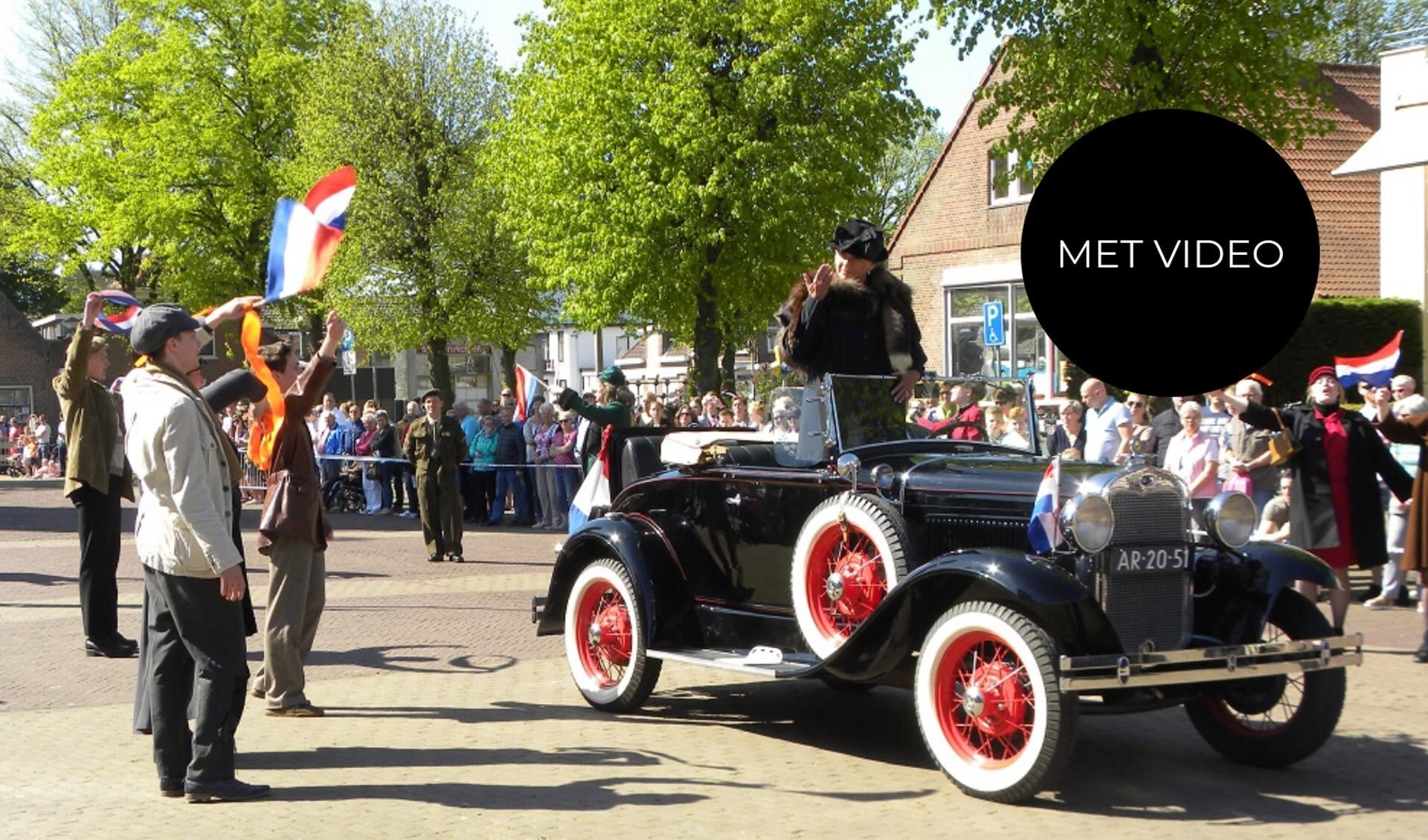 Tijdens de Parade in Rijnsburg: Koningin Wilhelmina arriveert op het Burgemeester Koomansplein. 