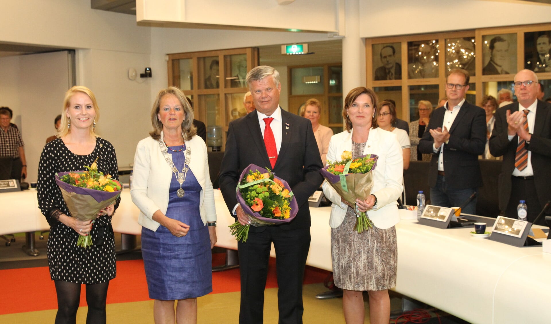 Jeanet van der Laan, burgemeester Lies Spruit, Kees van der Zwet en Jolanda Langeveld vormen het nieuwe college. Op de achtergrond rechts de oud-wethouders Van Buuren en Ruigrok.
