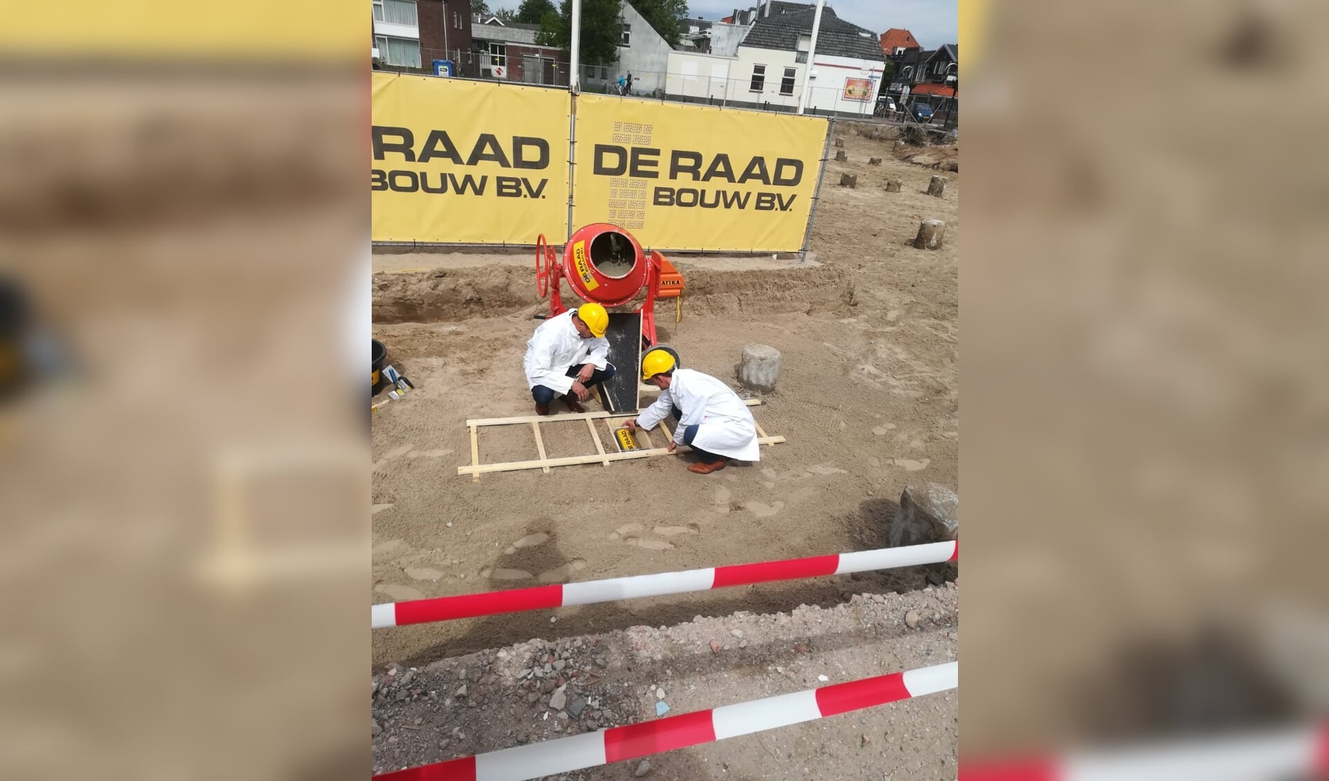 De tijdscapsule wordt begraven op de bouwplaats. | Foto: pr.