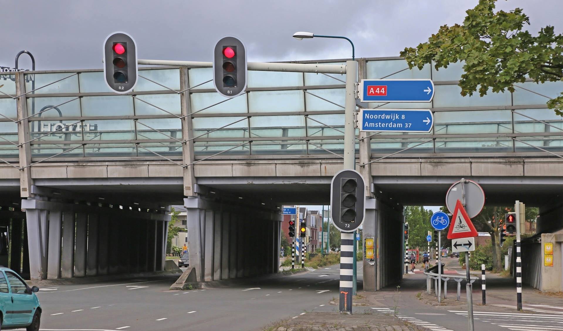 Dit weekend is het kruispunt A44-Rijnzichtweg afgesloten. | Foto Facebook OEGST