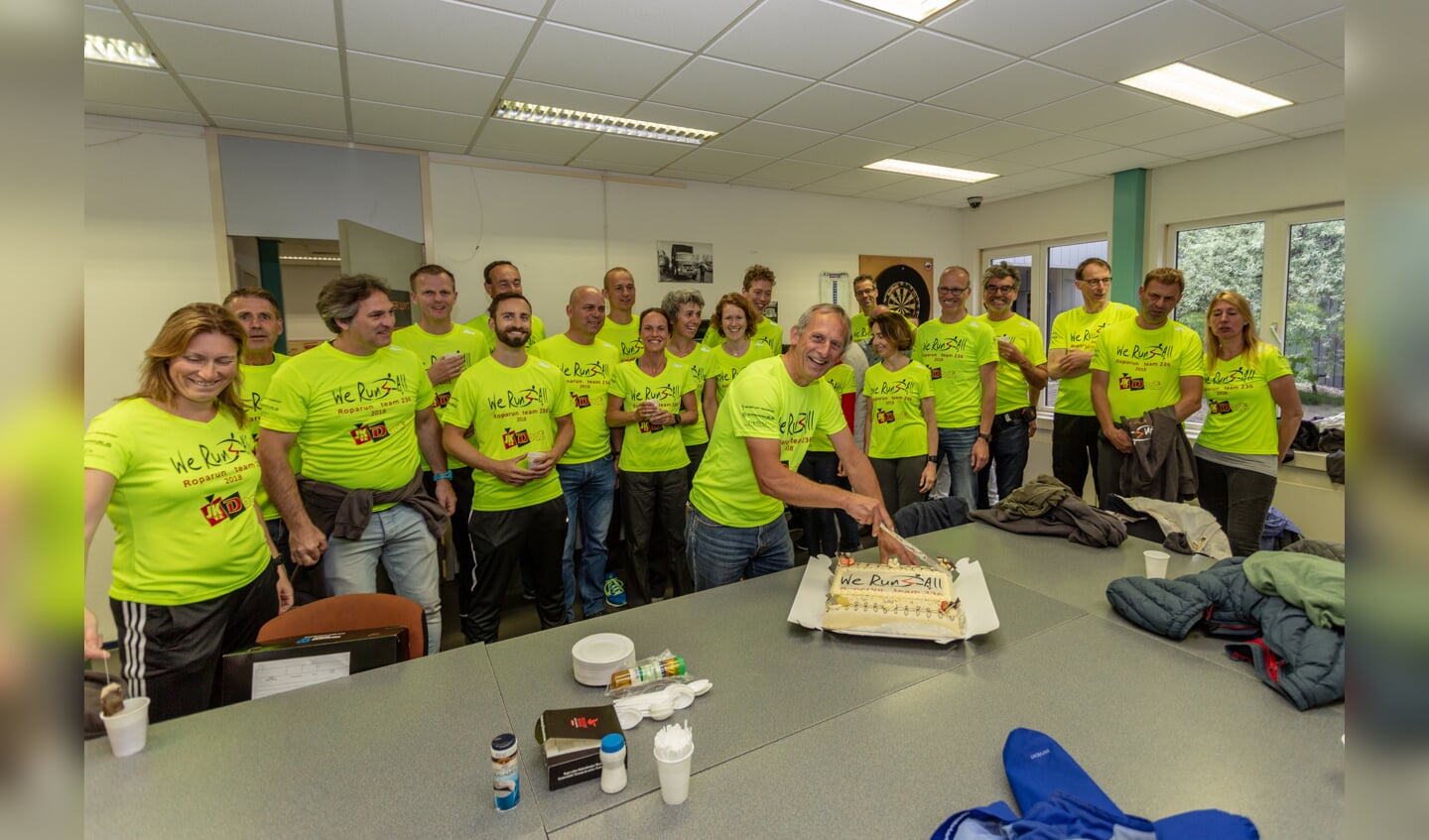 Teamlid Ad van Nieuwland was jarig op de dag van vertrek en sneed een taart aan. | Foto Wil van Elk