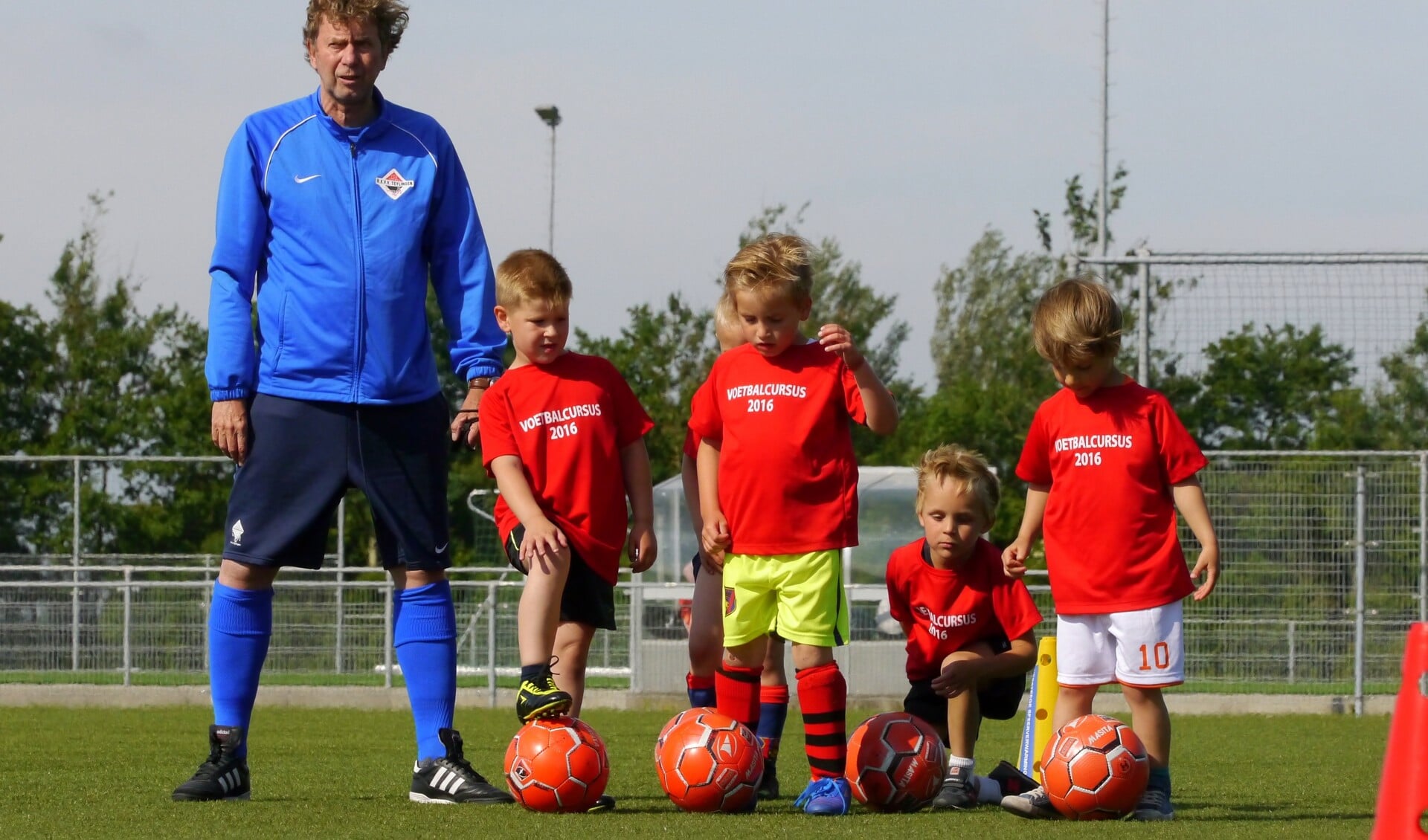 Laurens Mouter geeft drie trainingen aan de jeugd van de basisschool. | Foto: pr.