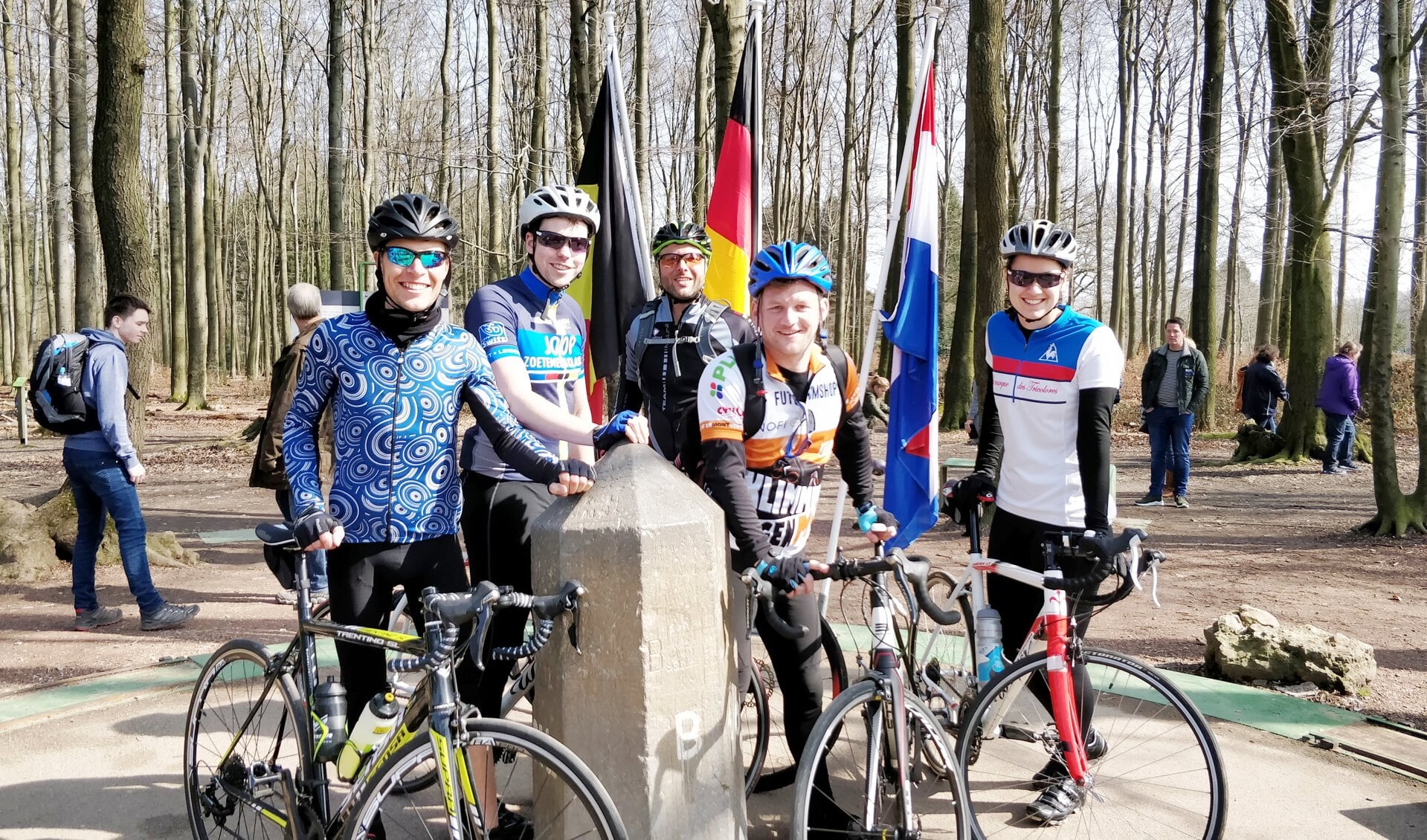 Erik, Jordi, Nico, Wouter en Tessa op het drielandenpunt in Vaals.