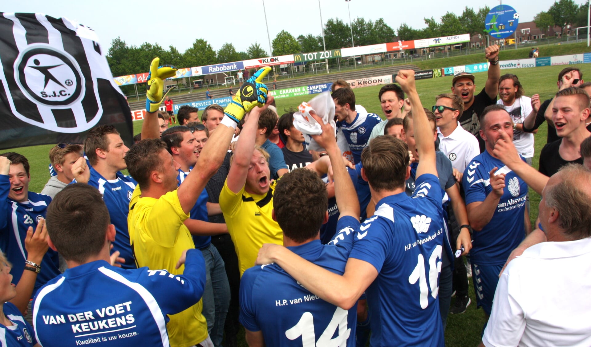 Sjaak Polak viert het kampioenschap te midden van meegereisde supportertjes. | Foto: Wim Siemerink