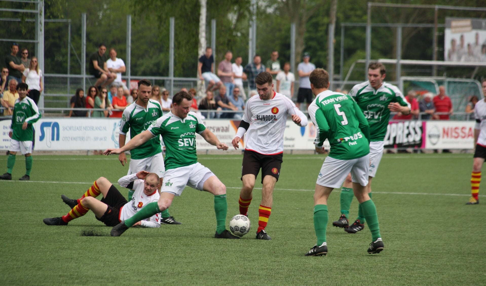 Daniël Gras wordt belaagd door SEV spelers. | Foto Leo van den Broek