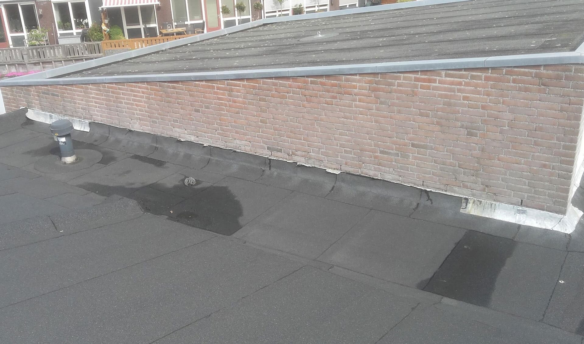 Van het dak van de Julianaschool is een aantal meter lood gestolen.