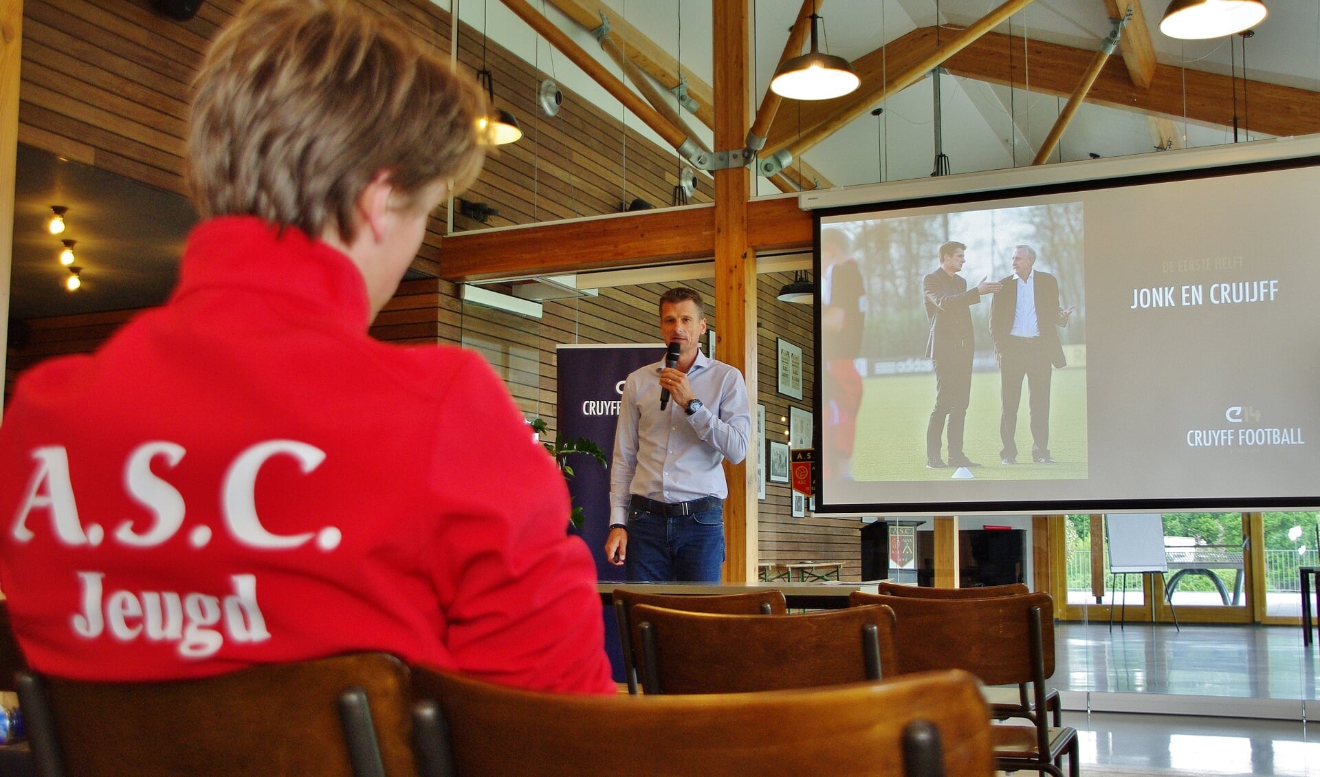 'Complimenten geven aan jonge voetballertjes, is het beste wat je kunt doen', aldus Wim Jonk. | Foto's Willemien Timmers