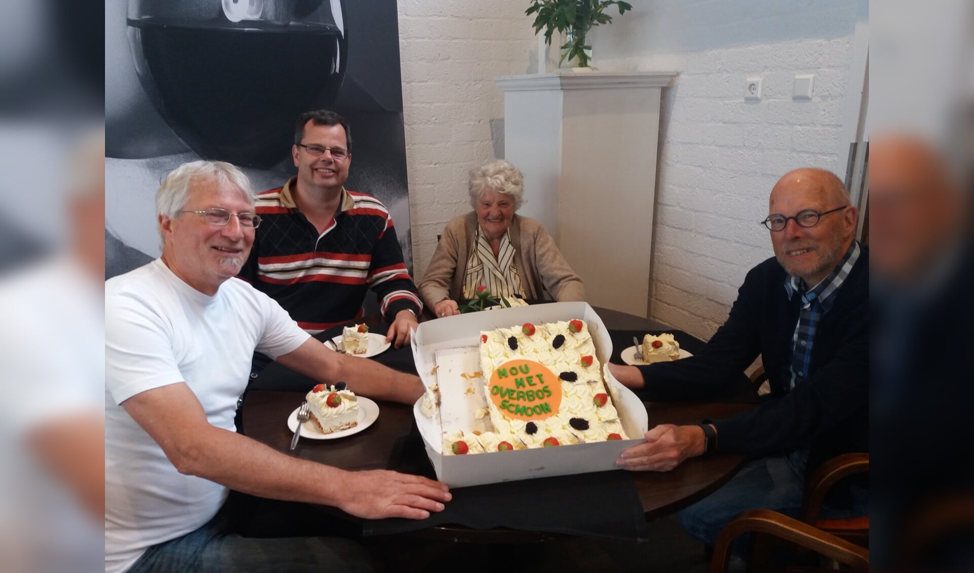 Vrijwilligers van het Overbosch smullen van de taart, gebakken door de KTS-leerling. | Foto: pr.