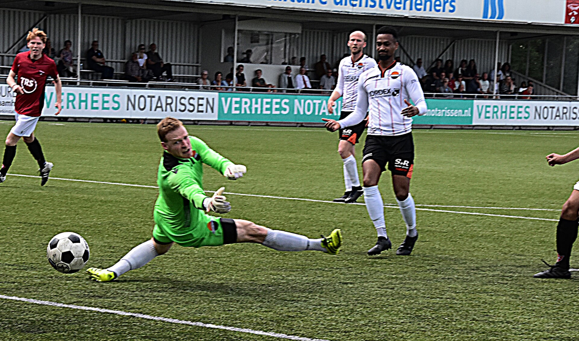 Ivailo Staal passeert doelman Van de Wijngaart en scoort 1-0. | Foto: PR