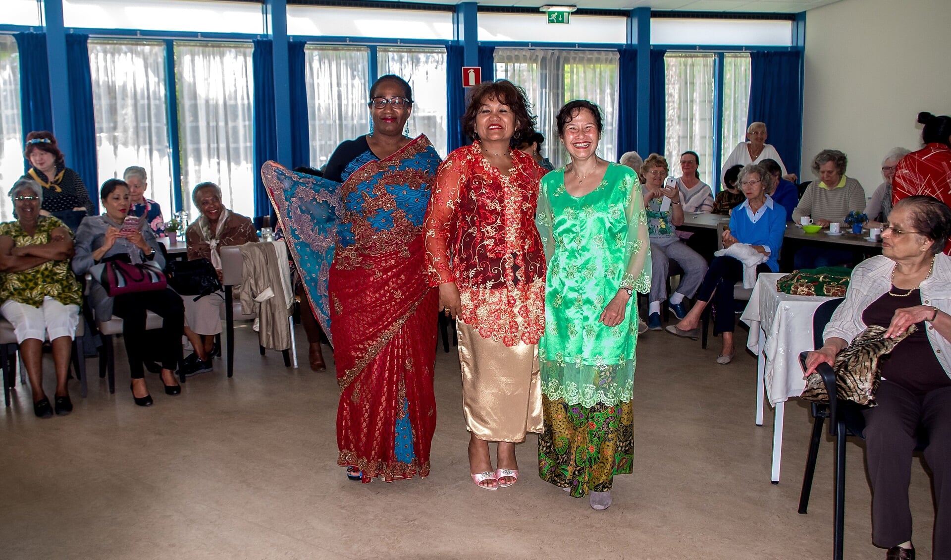 Drie mannequins tonen exotische kledij. 