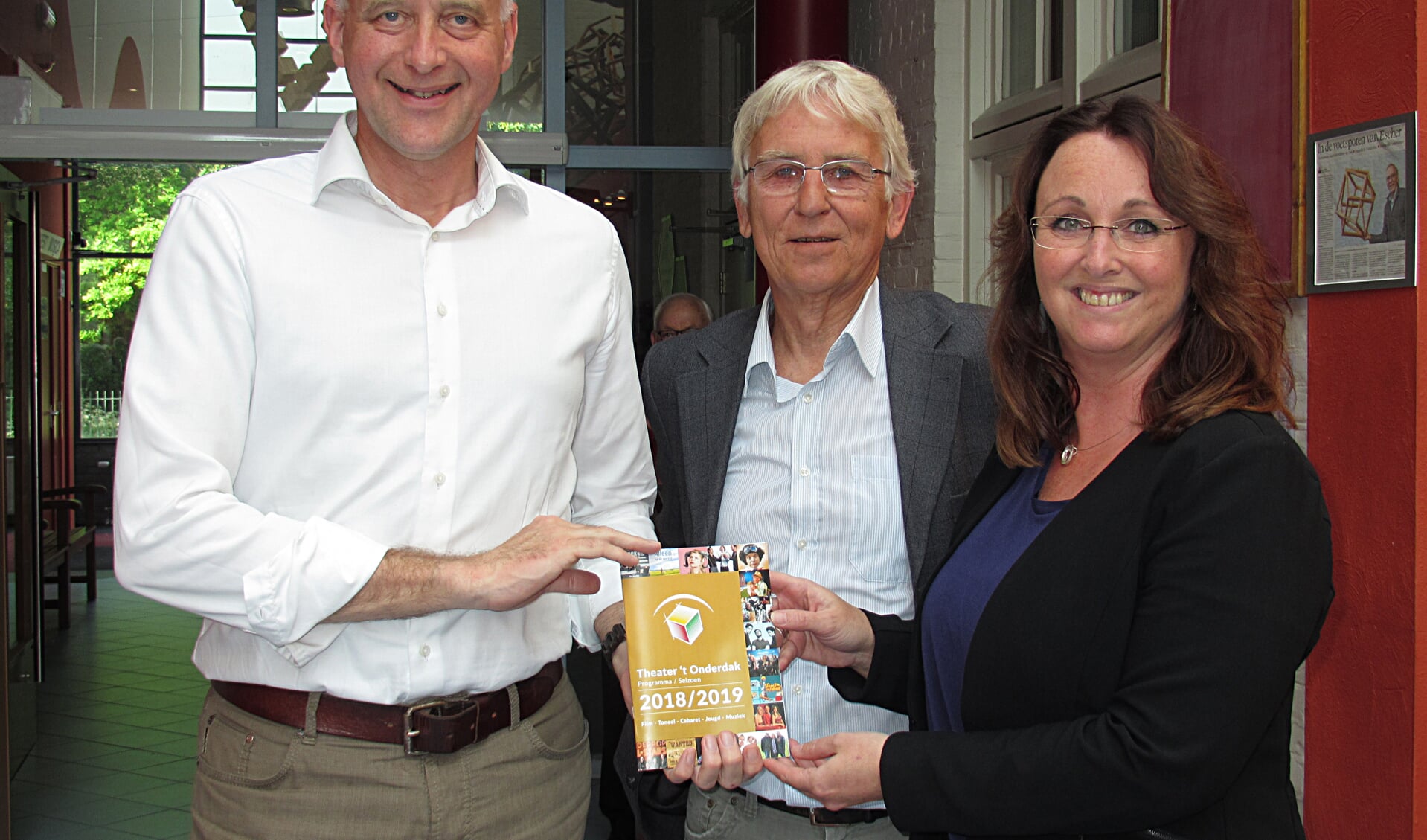 Wethouder Arno van Kempen, Albert Olthof en Therèse Boersma presenteren het nieuwe programmaboekje. | Foto: pr.