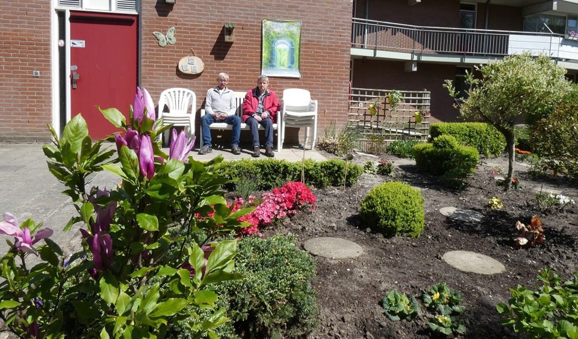 Het is goede uitrusten na gedane arbeid. Lan van der Meer (links) en Martien van Harteveld kijken met trots naar het resultaat van hun arbeid. (Foto Elly Bavelaar)