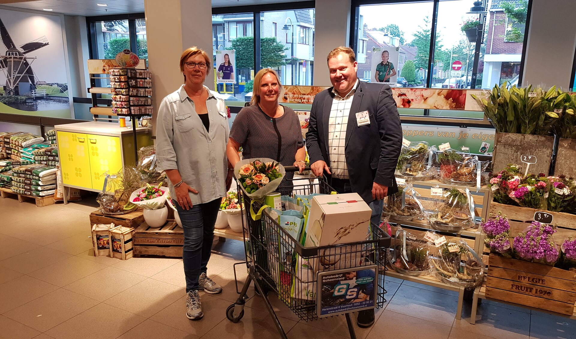 Sandy Kortekaas en vriendin Yvonne verlaten met een volle boodschappenkar de supermarkt. Eigenaar Joop van Dijk had na afloop ook nog een bloemetje voor de shoppers. | Foto: pr.