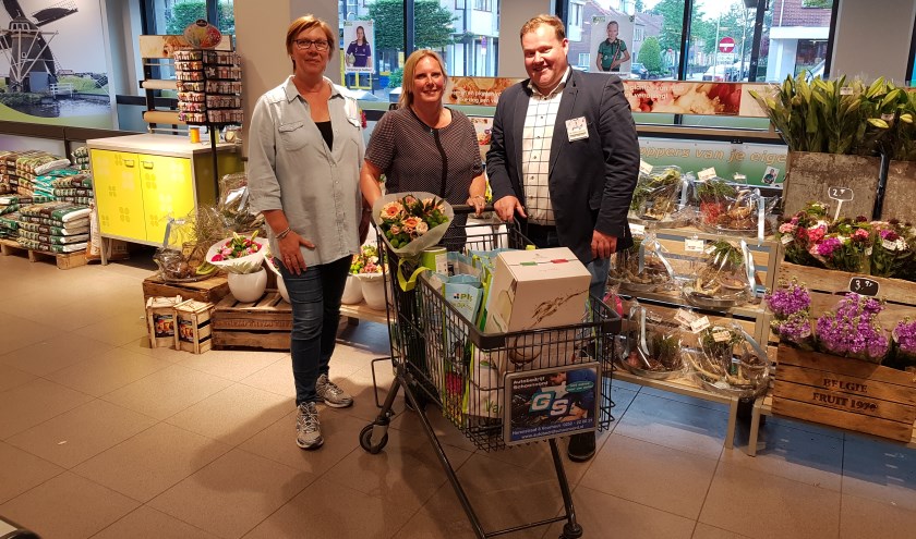 Sandy Kortekaas en vriendin Yvonne verlaten met een volle boodschappenkar de supermarkt. Eigenaar Joop van Dijk had na afloop ook nog een bloemetje voor de shoppers. | Foto: pr.  