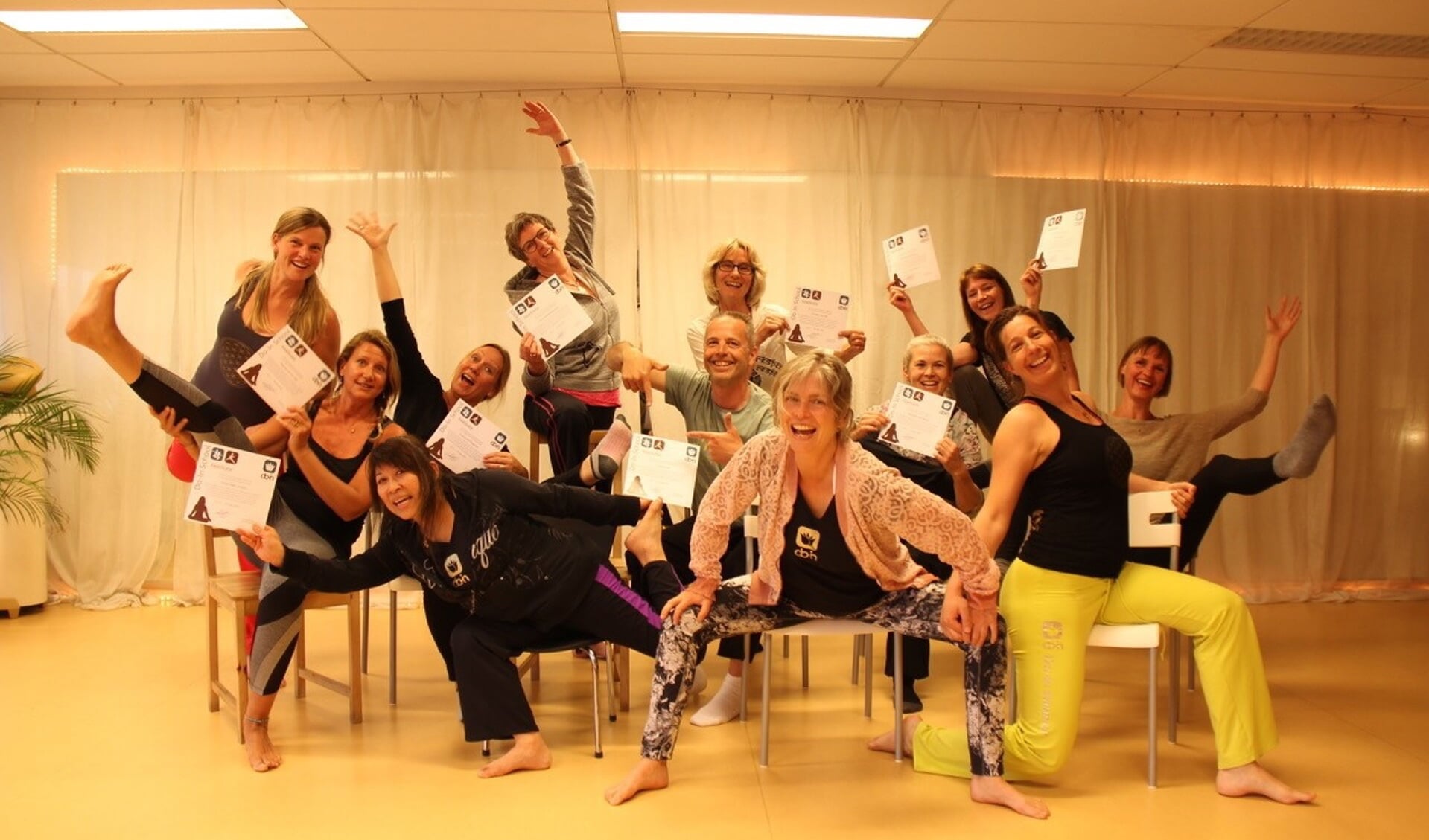 Dina Leergaard (linksachter) geeft Do-In Yoga bij sportschool Kaizen. | Foto: pr.