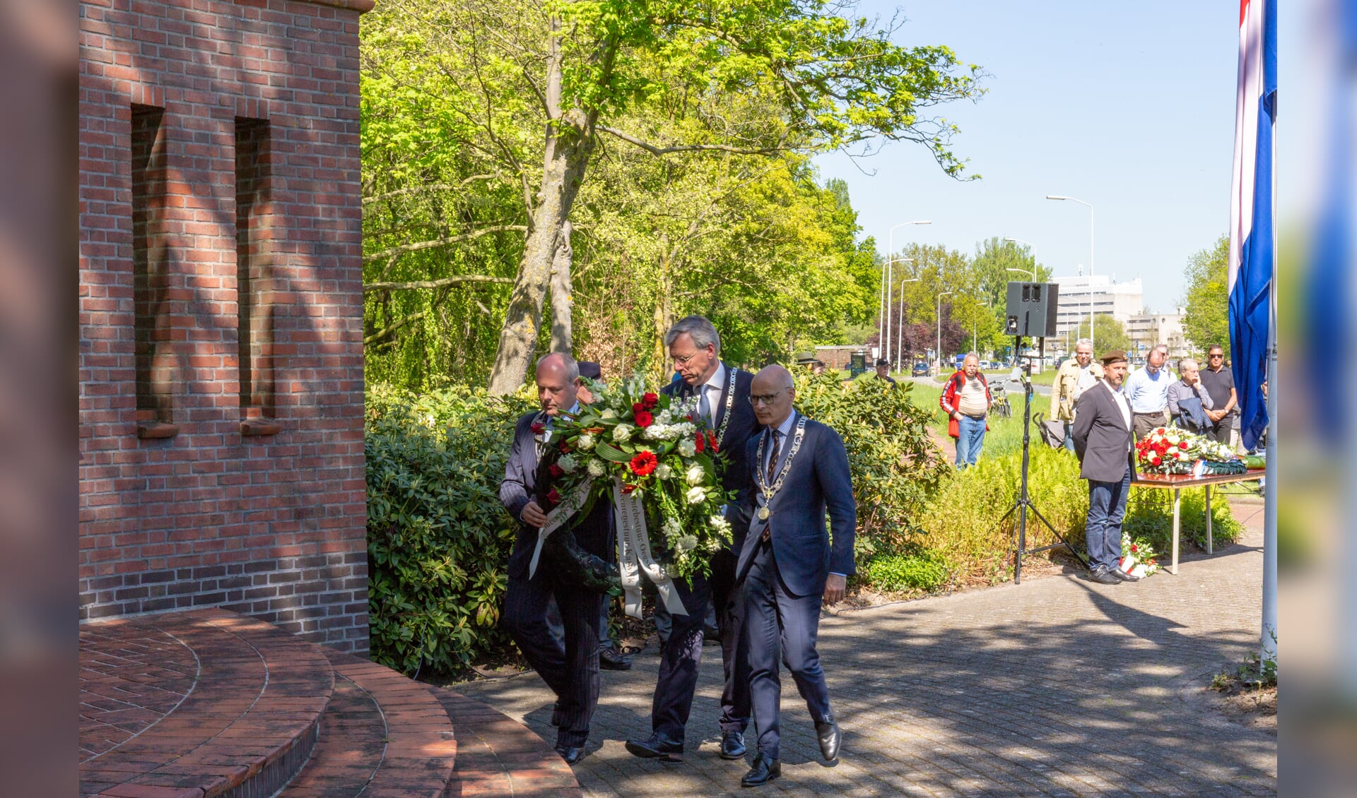 De burgemeesters Visser, Lenferink en Jaensch leggen gezamenlijk een krans. | Foto Wil van Elk