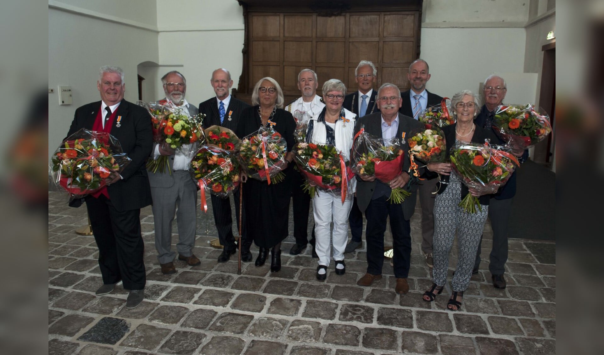 Burgemeester Jan Rijpstra reikte  aan tien vrijwilligers een onderscheidingen uit. |  Foto: Ina Verblaauw