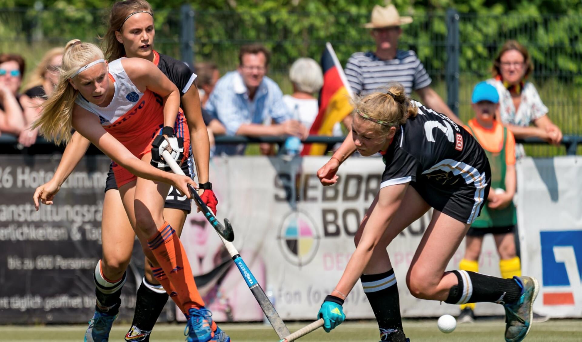 June van Westing (l) in actie als international tijdens het drie-landen toernooi in Duitsland. | Foto: pr.