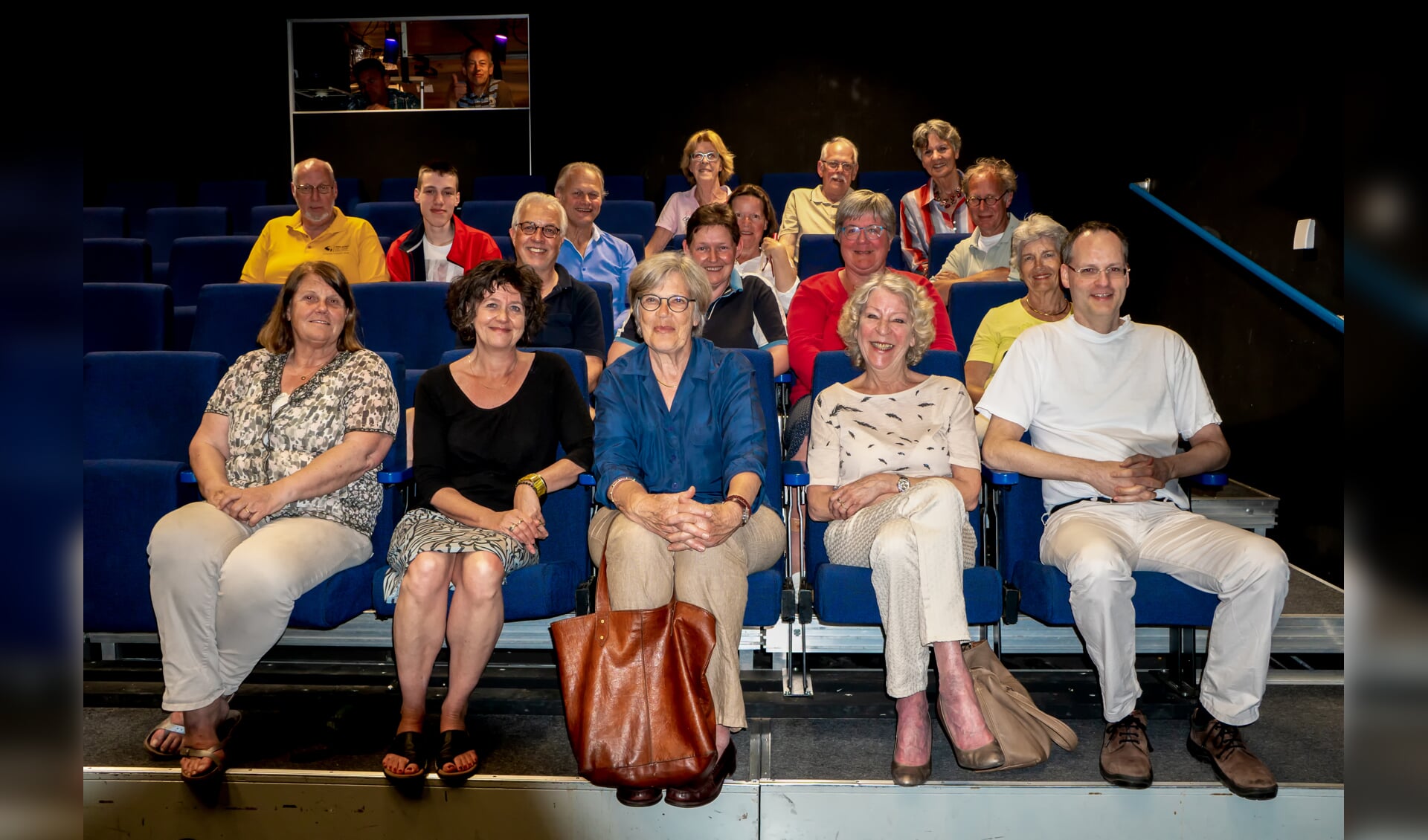 Veertien van de nieuwe vrijwilligers met op de achterste rij bestuursleden Marjan Seelen, Henk Koster en Ellen Gerrese van de Stichting Filmhuis Leiderdorp.