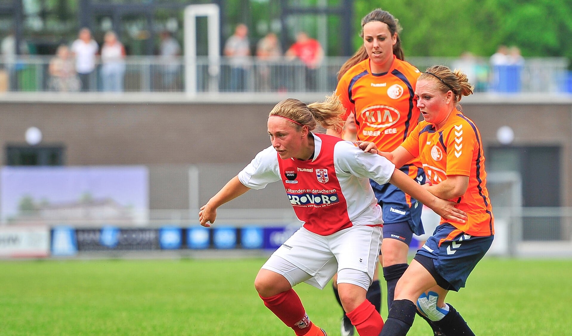 Dominique van Wensveen omspeelt slim Joëlle de Bondt en vervolgens Sarina Groeneveld.