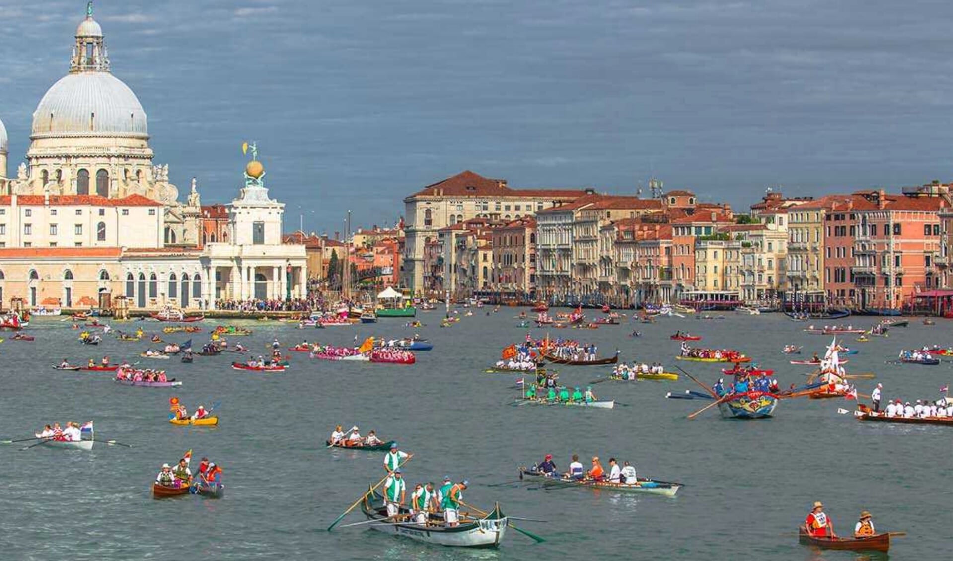 Vijf roeiers van Iris deden mee aan de 30 km lange Vogalonga, een tocht op de wateren rond Venetië.