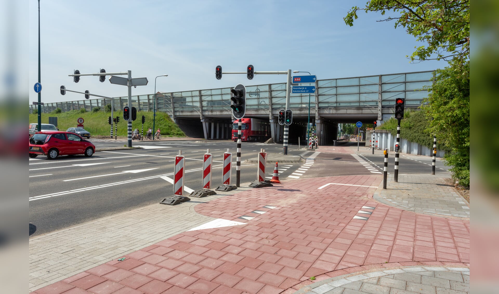 Nieuw wegdek en wegmarkering op het kruispunt aan de Rijnzichtweg. | Foto Wil van Elk