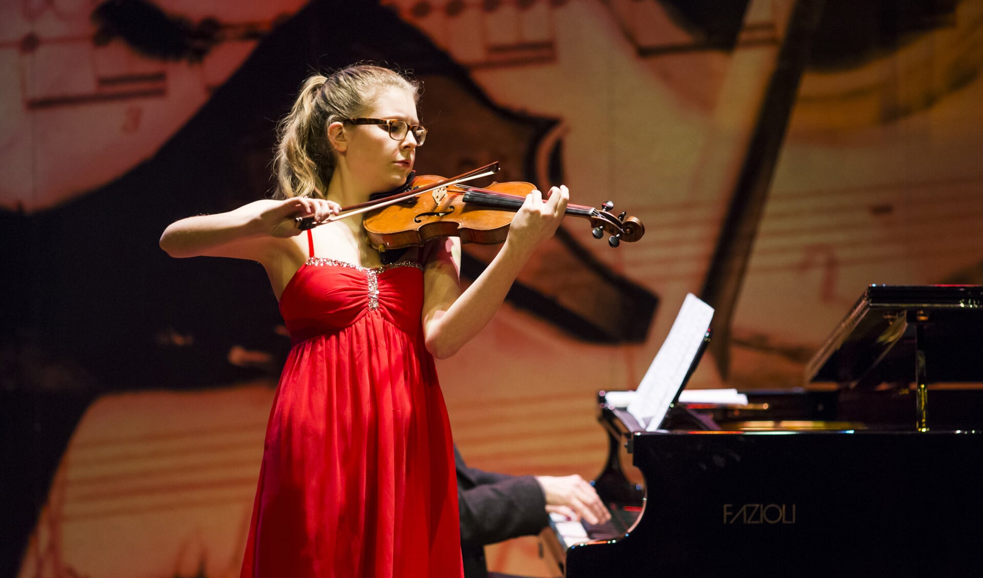 De 18-jarige Vera Werkman op viool. | Foto: pr