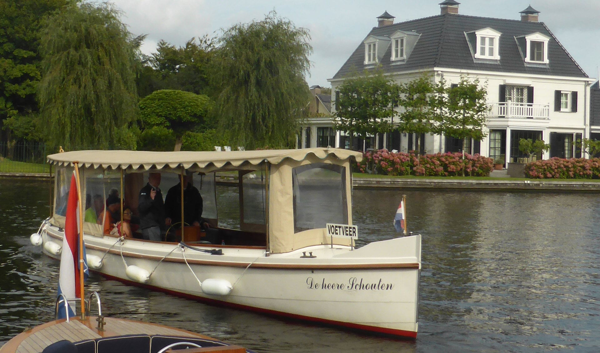 De heere Schouten, het prachtig gerestaureerde salonbootje uit 1908.
