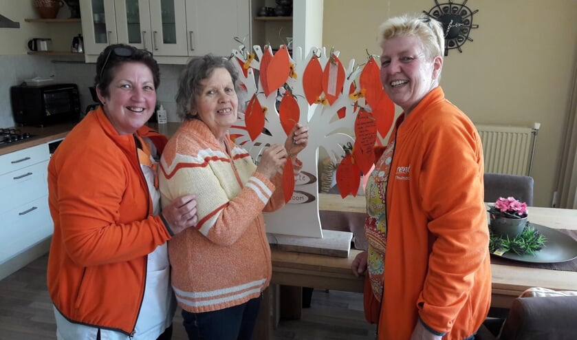 Meta Noteboom(l) en Marja Heemskerk (r) halen een wens op bij mevrouw Van Noort. Zij wil graag nog een keer een lunchen in Noordwijk. | Foto: MV