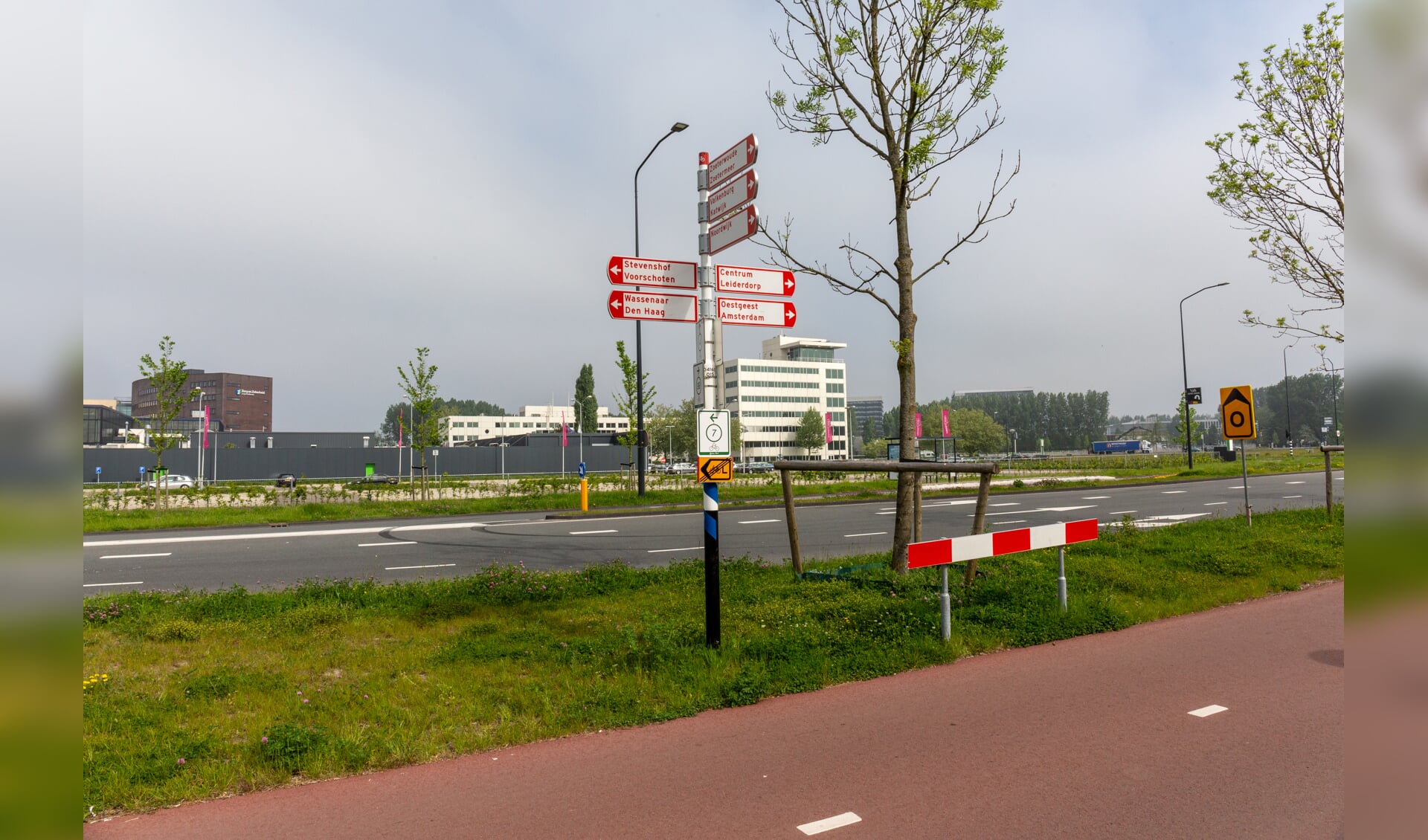 Nieuwe verkeersborden in Leiden verwijzen naar Oestgeest. | Foto Wil van Elk