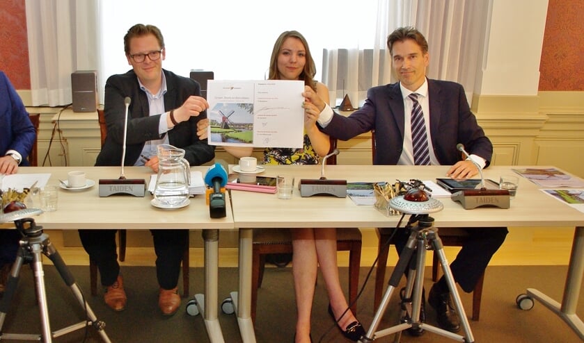 Het CDA ziet het liefst weer opnieuw deze samenstelling van de coalitie: CDA, Progressief Oegstgeest en VVD. Op de foto wordt de tekening van het coalitieakkoord gevierd na de gemeenteraadsverkiezingen van 2018. | Archieffoto