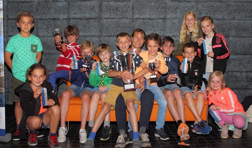 De plusklas van De Schakel, met in het midden leerkracht Katy Lips.