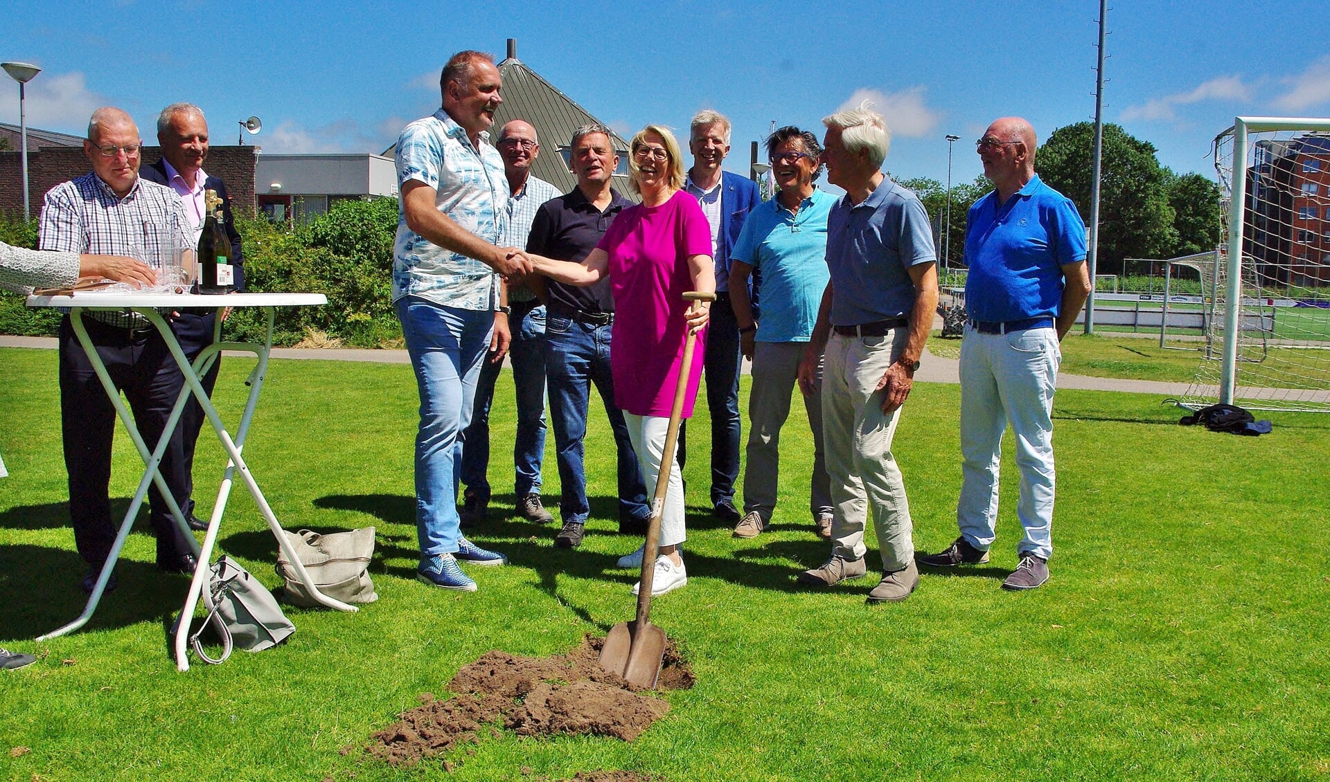 Ineke van Vliet (in het paars) zette de eerste schop in de grond voor de nieuwe velden. | Foto Willemien Timmers
