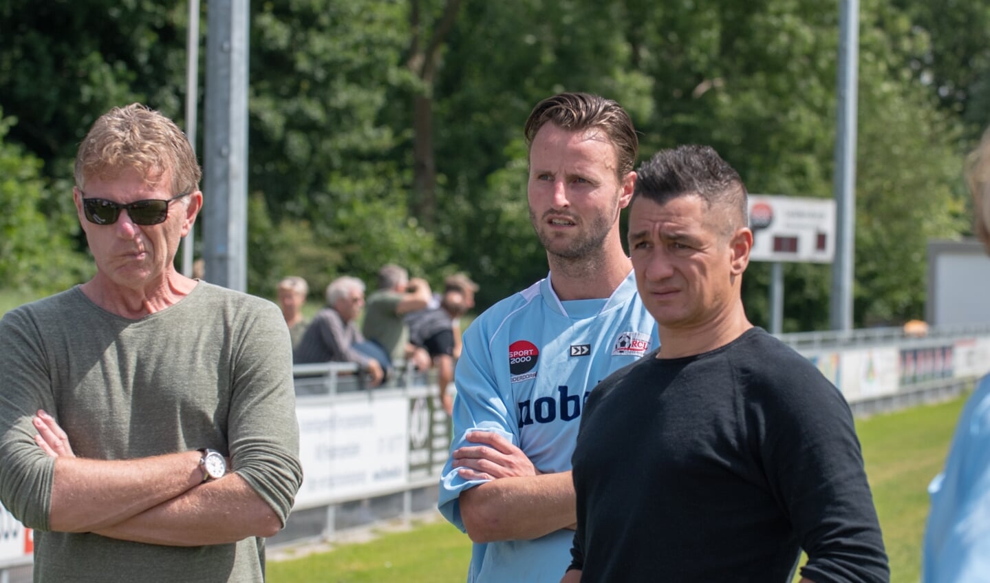 Fons Groenendijk (trainer ADO), gastspeler Robert Susan (Katwijk) en Patrick Heijmans (assistent-trainer Katwijk).