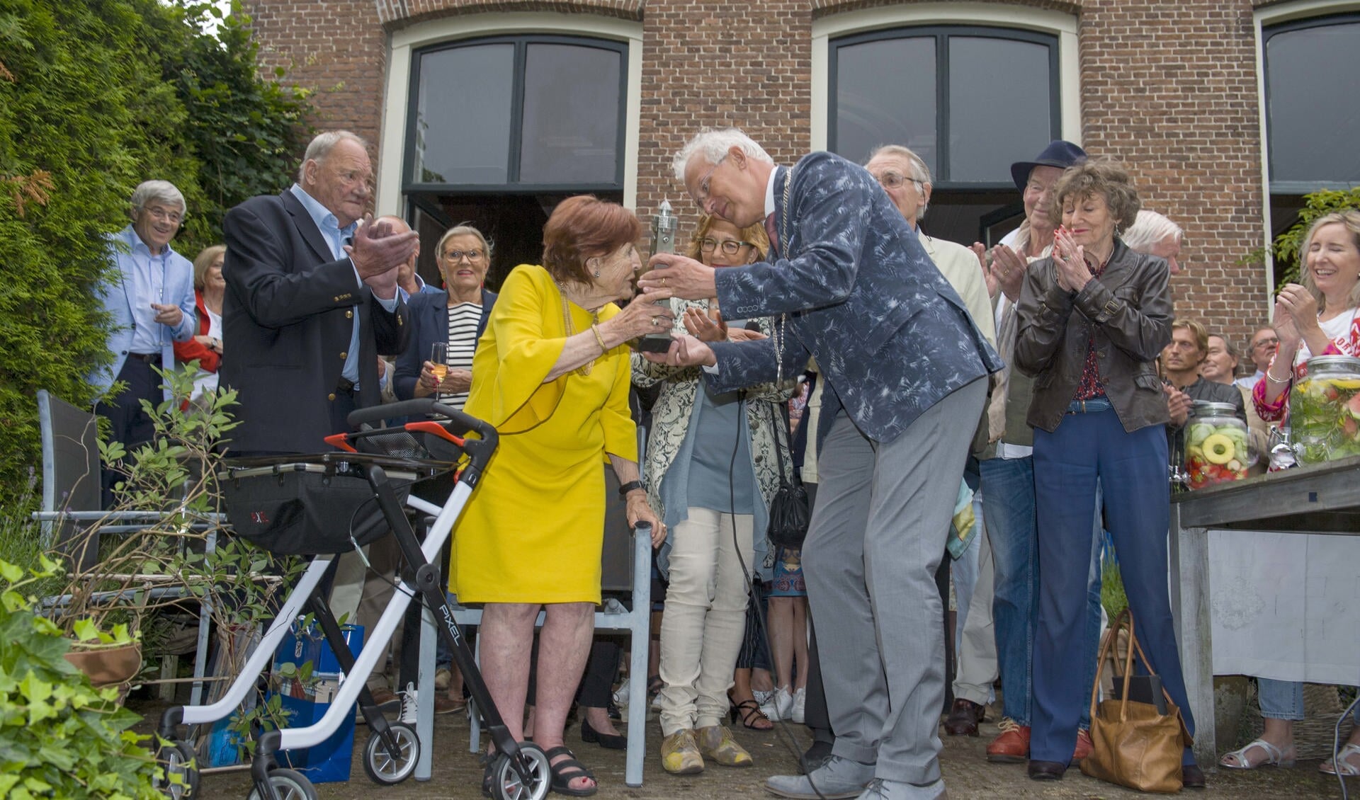 Maja van Hall ontving uit handen van burgemeester Rijpstra de Zilveren Vuurtoren. | Foto: Ina Verblaauw