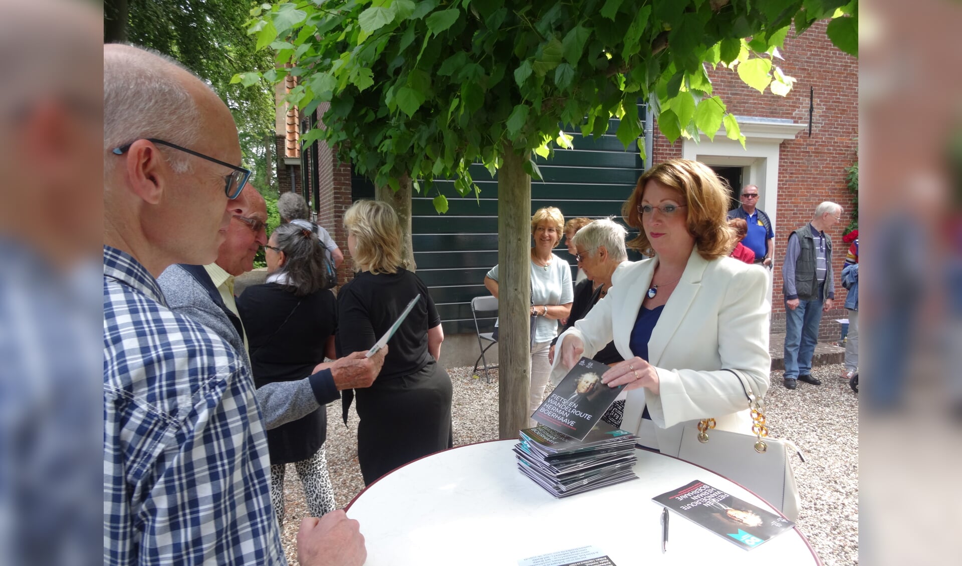 Burgemeester Carla Breuer deelt de eerste honderd routeboekjes gratis uit. | Foto: pr.