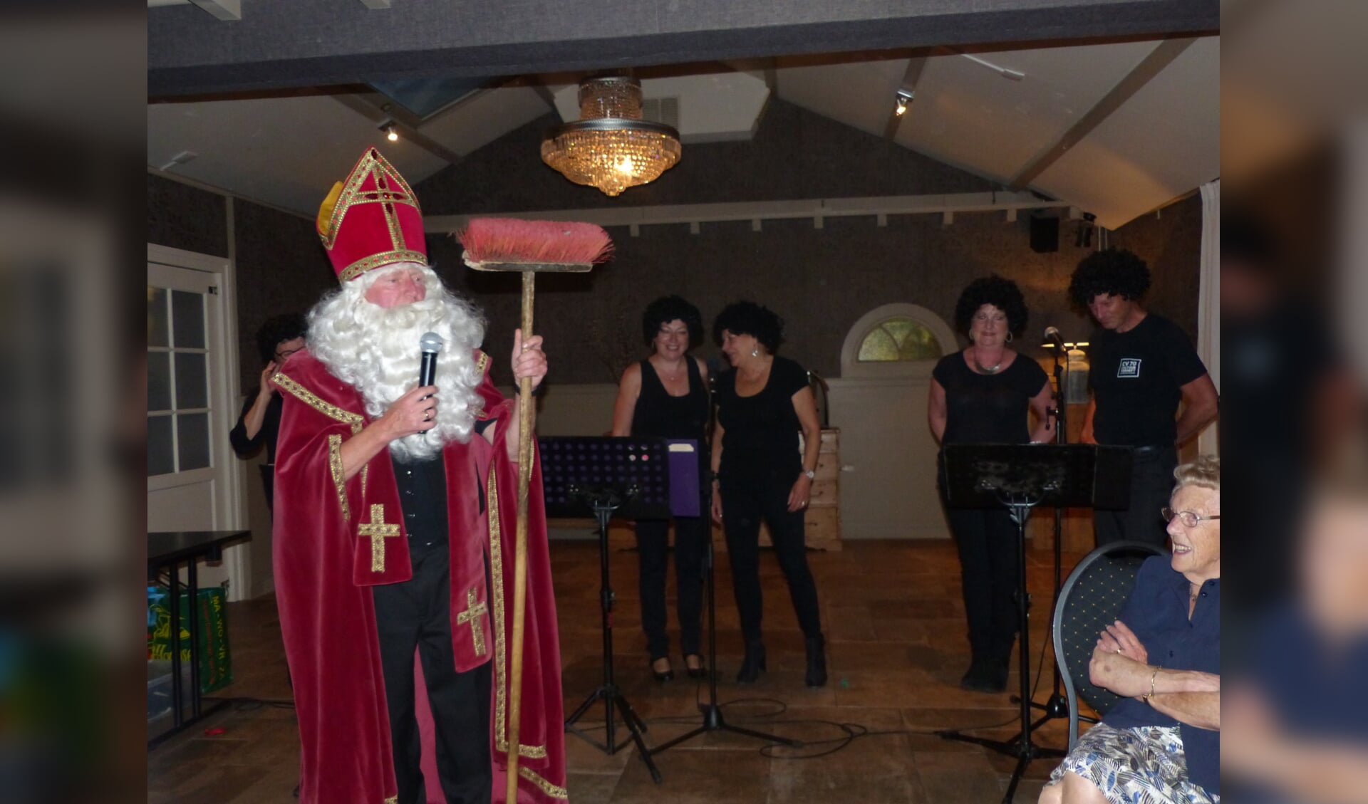Ook Sinterklaas, de glansrol van Chris Tetteroo, is aanwezig bij de laatste feestavond van bewonerscommissie De Kern. | Foto: pr.