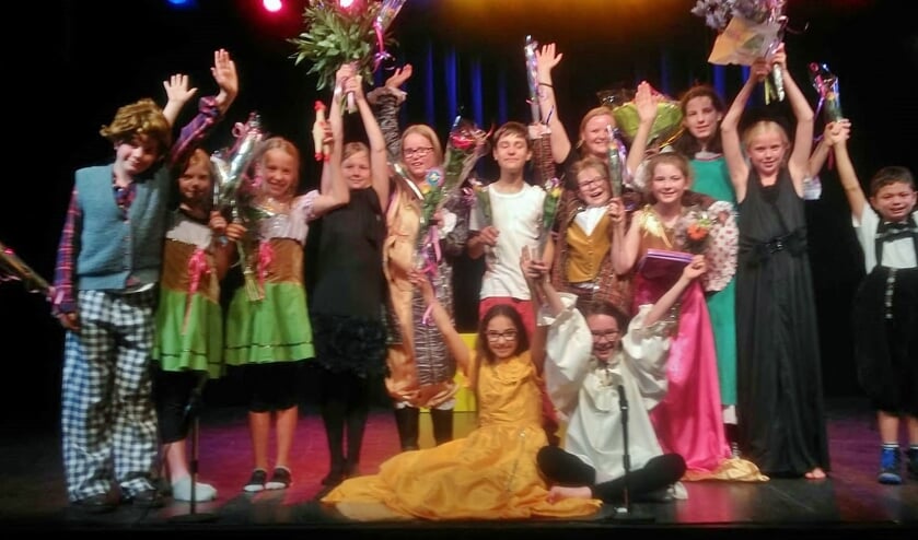 Claire, Fien, Finette, Hanna, Ineke, Josephine, Lisa, Madelief D, Madelief G, Sarah, Tom, Xaime en Zena waren top. Samen met docente Susanne de Rooij namen zij een ovationeel applaus in ontvangst. | Foto PR