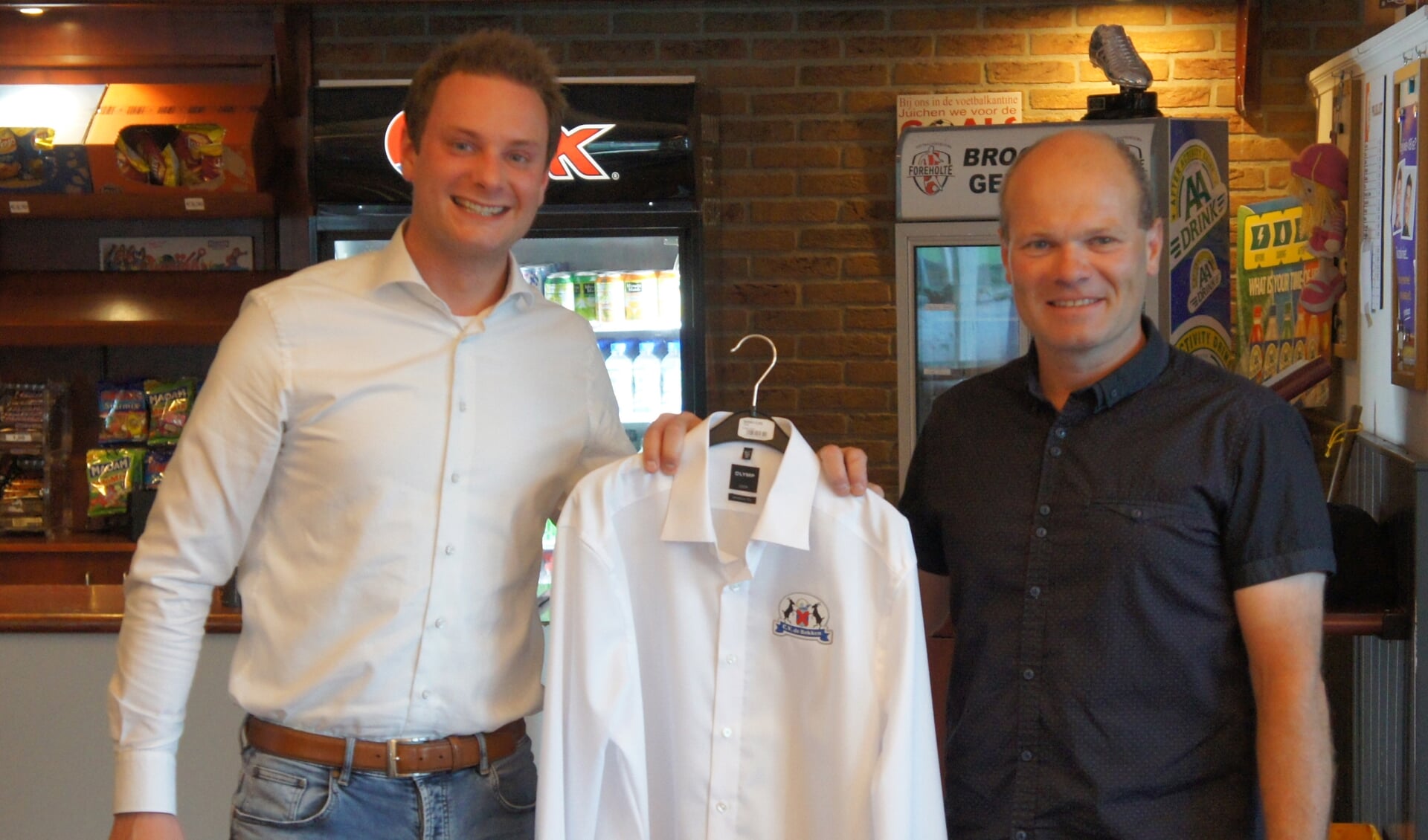 Jan Pieter Bok ontvangt het eerste overhemd van Ron Kortekaas (r). | Foto: pr.