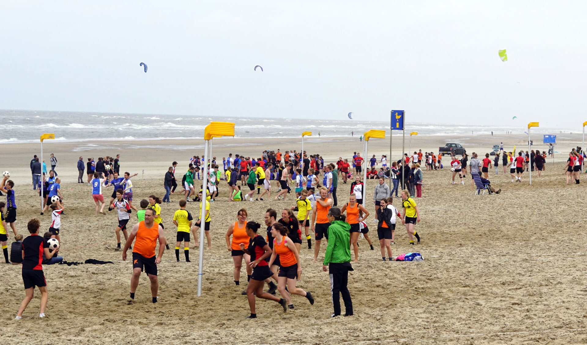 Fluks hield afgelopen zaterdag het inmiddels traditionele beachkorfbaltoernooi ter afsluiting van het korfbalseizoen. | Foto: PR