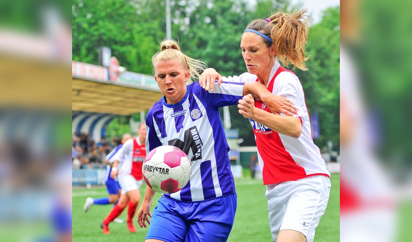 Geke Maat had in dit beslissingsduel de handen vol aan de beweeglijke Nikki de Roest die drie doelpunten voor haar rekening zou nemen.