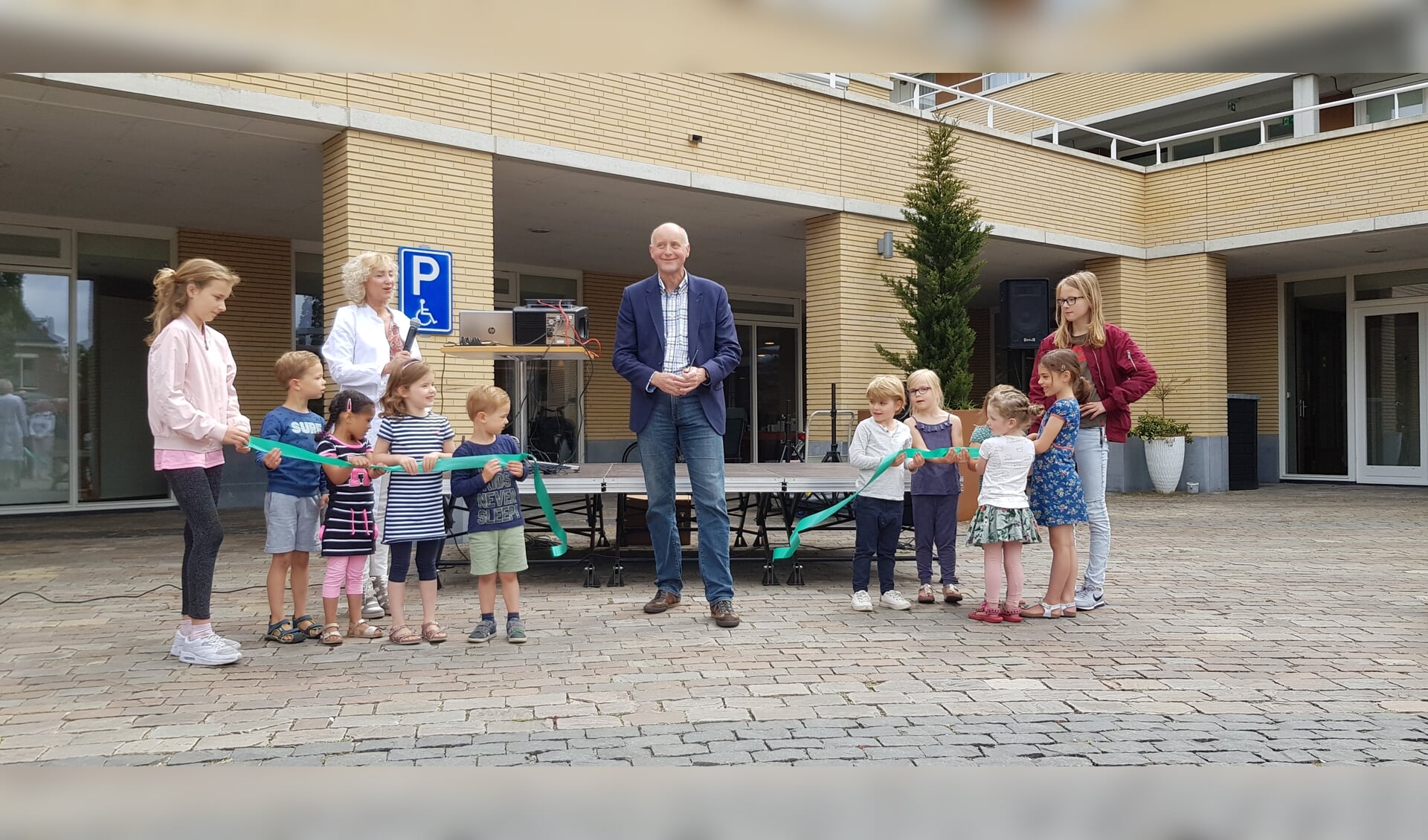 Wethouder Arno van Kempen opent samen met de kinderen van Trias de tweede editie van de gezondheidsmarkt in Sassembourg. | Foto: pr.