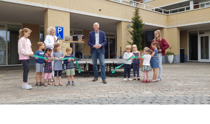 Wethouder Arno van Kempen opent samen met de kinderen van Trias de tweede editie van de gezondheidsmarkt in Sassembourg. | Foto: pr.