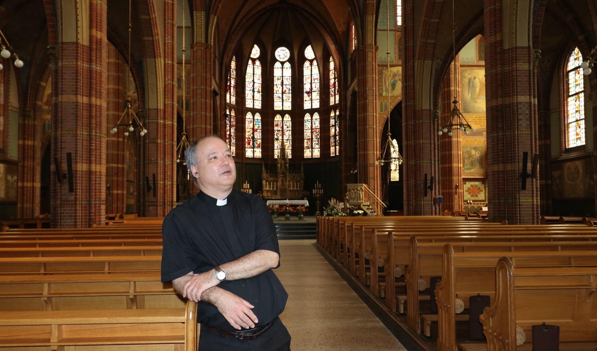 Pastoor Rochus Franken heeft zijn hart verpand aan de Sint Agathakerk: het Adema-orgel, het glas-in-lood. | Foto: RE
