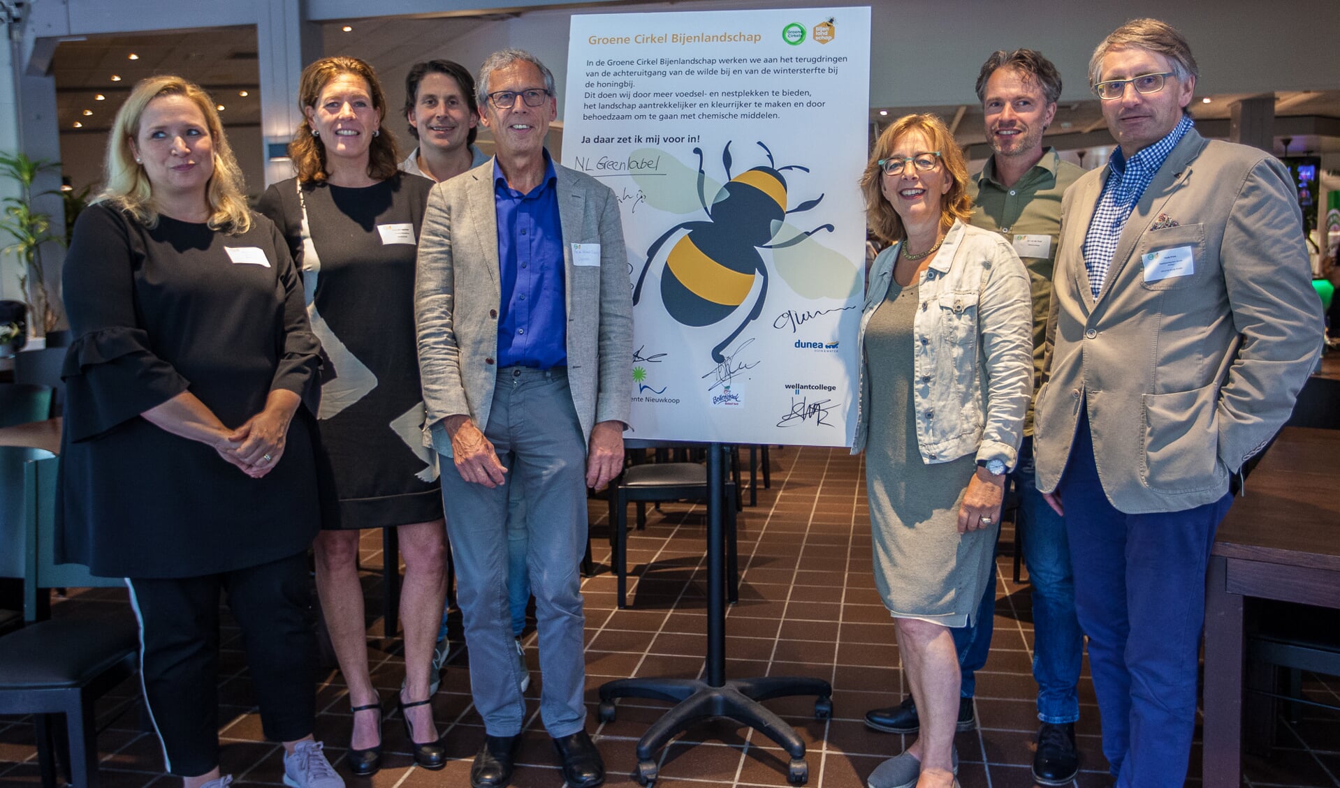 De ondertekenaars van de Groene Cirkel met als derde van rechts Marie José Fles. | Foto: pr./Joost Bouwmeester
