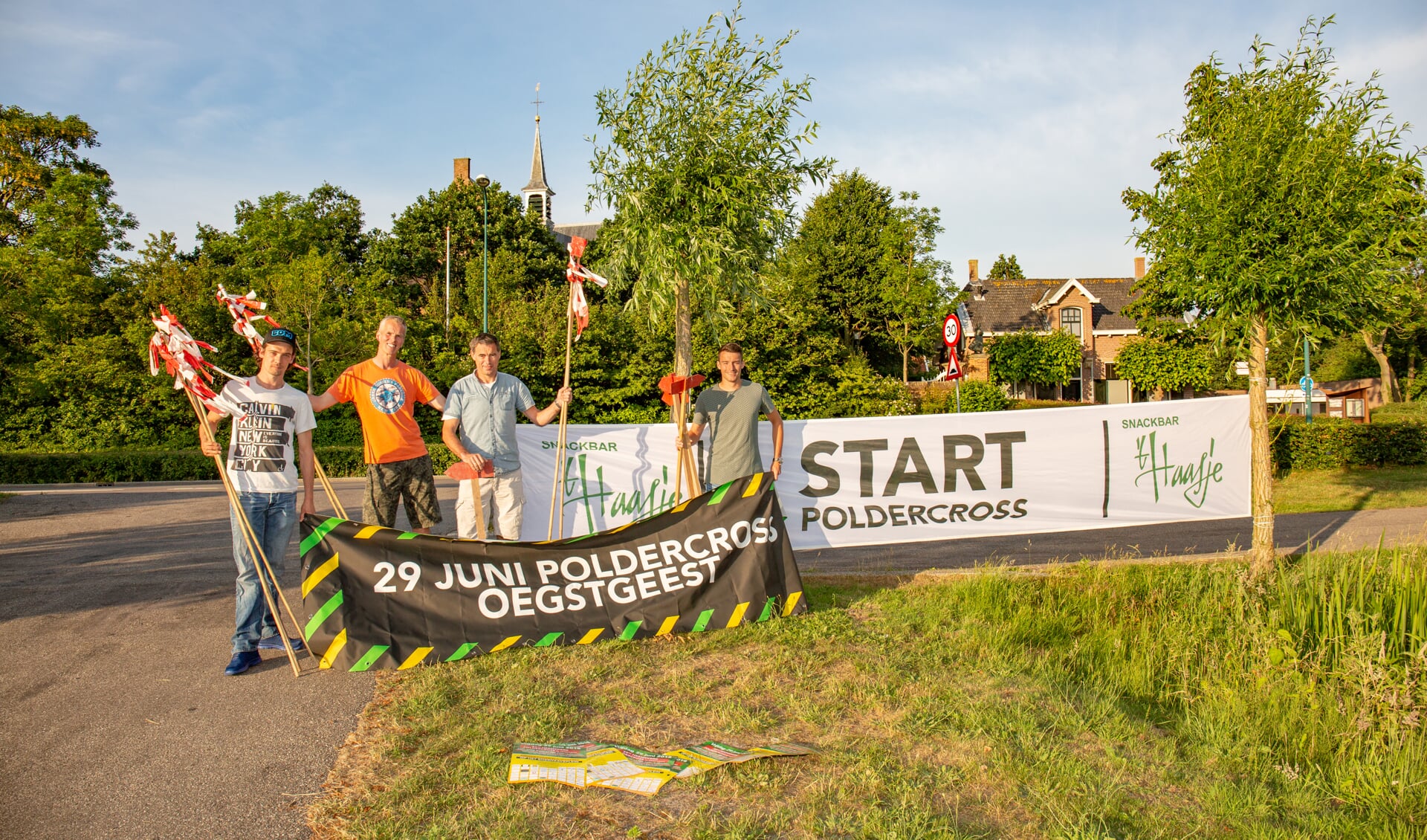 Jan-Willem Bom, Rob Heemskerk, Aad van der Burg en Rick Heemskerk op de plek waar de Poldercross dit jaar zal starten. | Foto Wil van Elk