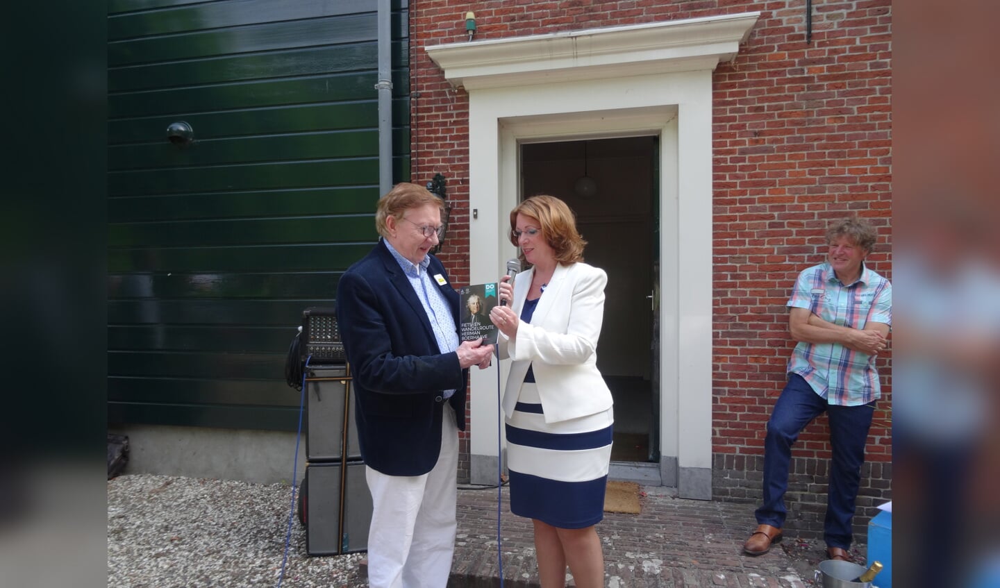 Jos Warmenhoven krijgt het eerste routeboekje overhandigd van burgemeester Breuer. | Foto: pr.