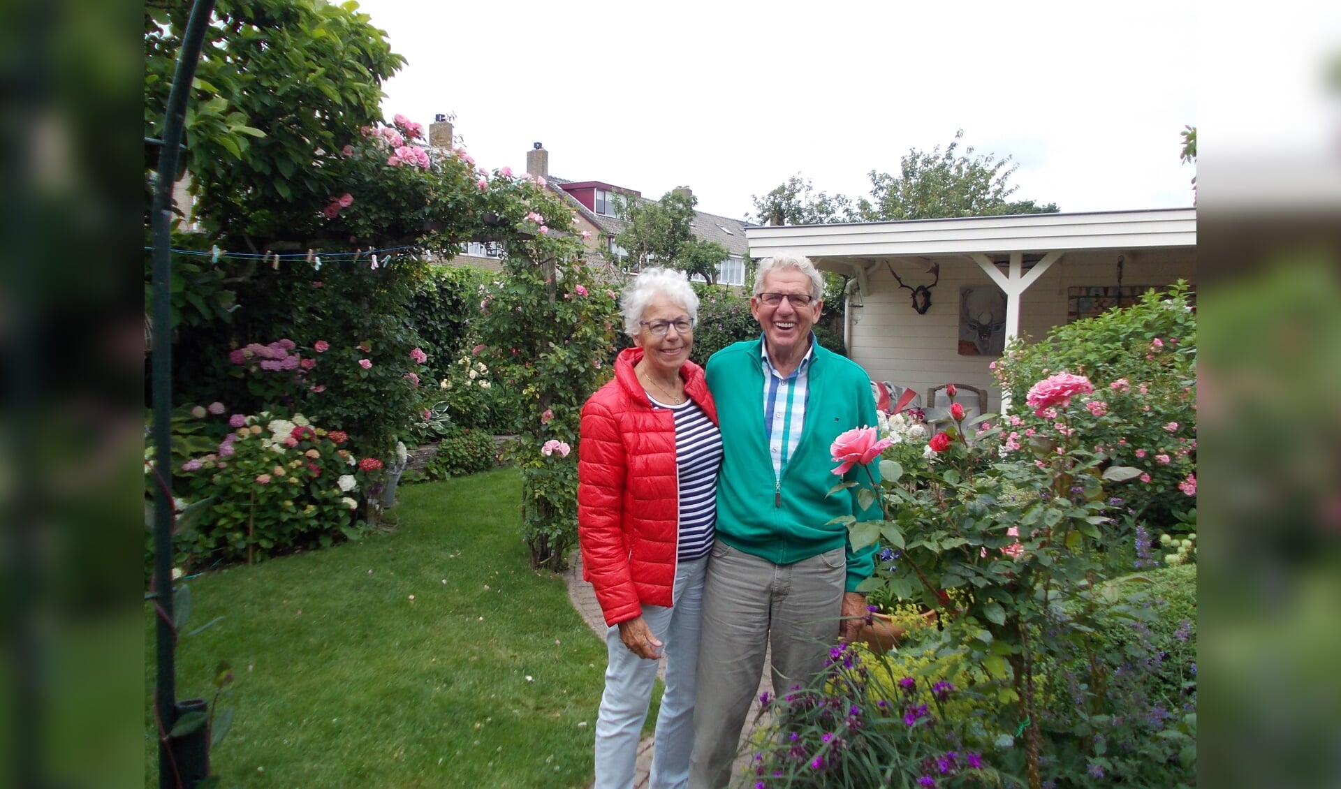 Aad en Mien de Groot bij de favoriete rozenstruik. | Foto: Piet de Boer