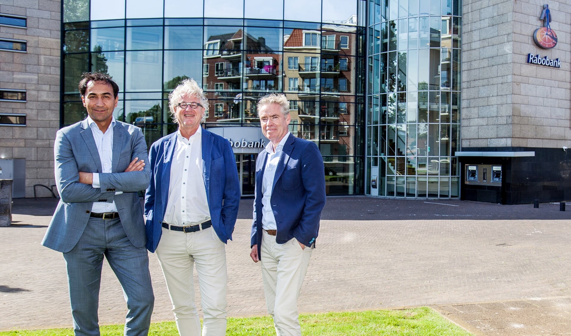 Eric Versnel (Rabobank), Peter Ouwehand (Ouwehand Bouw) en Patrick Joosen (BPD) voor het bankgebouw aan de Rogstraat in Katwijk. 